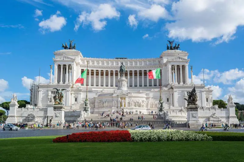 "Grave oltraggio alla madre d'Italia". L'appello di Fdi a Mattarella