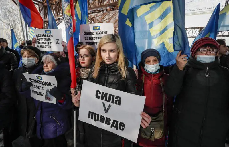 Russia, la grande fuga. Oltre 100mila all'estero. Ma chi resta combatte