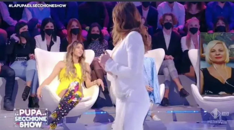 "Ti rode…", "È una pupa…". Volano stracci tra Mila Suarez e Soleil Sorge