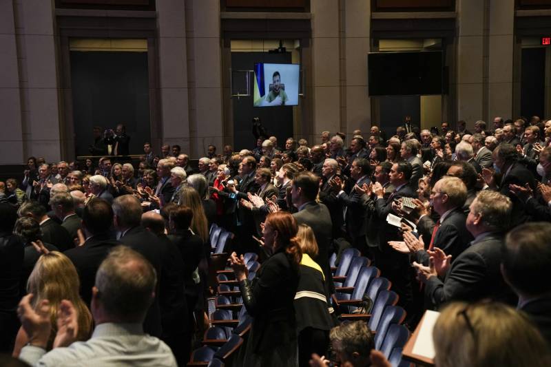 Congresso Usa applaude Zelensky