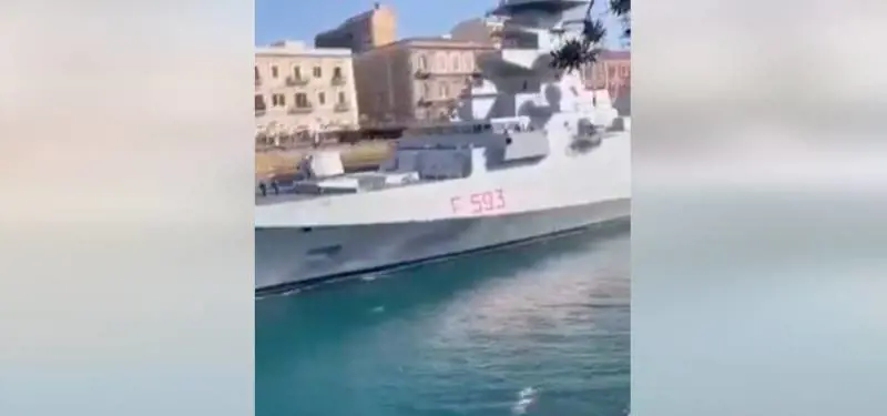 L'oltraggio alla nave della Marina: centri sociali nel mirino