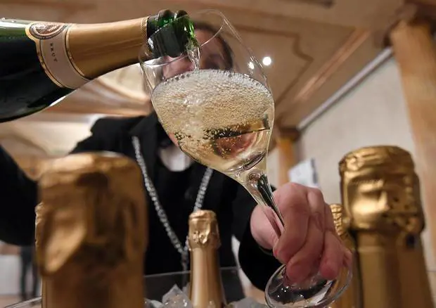 Identità Golose lancia l'innovativa app "Bollicine del Mondo"