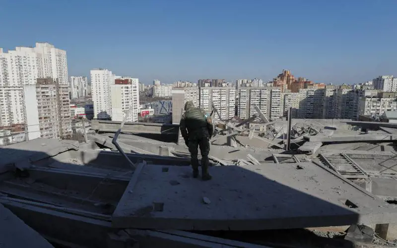 Al teatro di Mariupol 130 sopravvissuti. Nuove stragi di civili