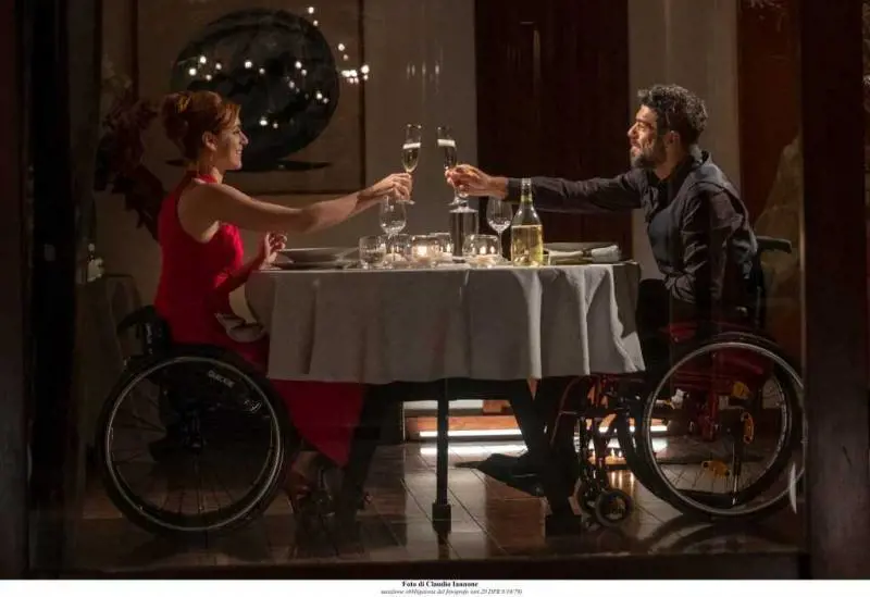“Corro da te”, risate e sentimento con l'inedita coppia Leone-Favino 