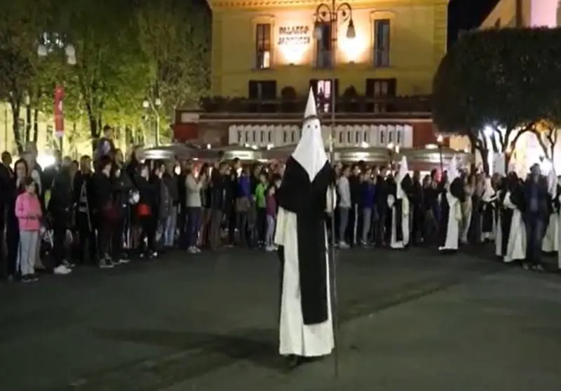A Sorrento ritornano gli incappucciati, ma dovranno indossare la mascherina