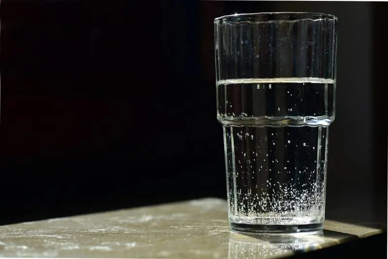 Acqua, proprietà e benefici per i senior