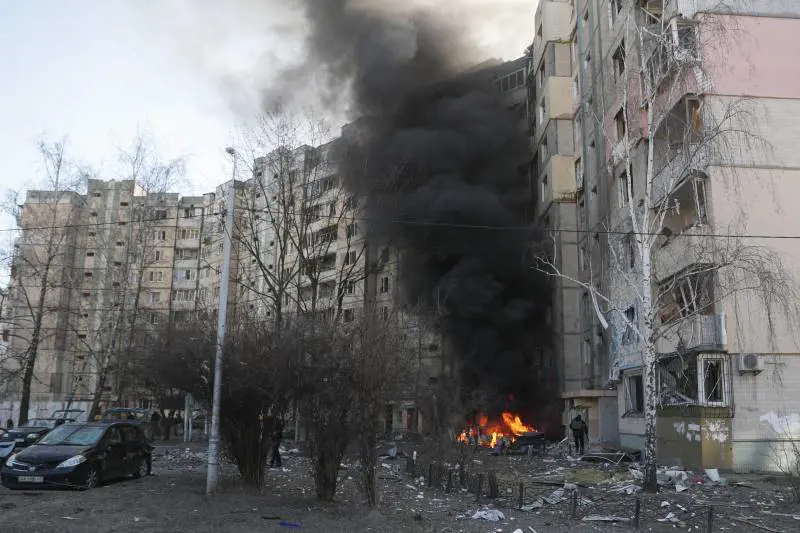"Altri attacchi al fosforo". E a Kiev si blocca l'avanzata russa