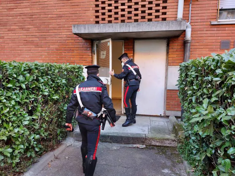 Donna accoltellata a morte: il cadavere trovato in casa coi figli