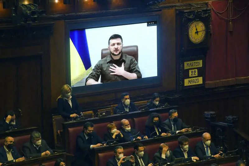 Zelensky parla all'Italia: "Siamo l'esercito di fronte al male"