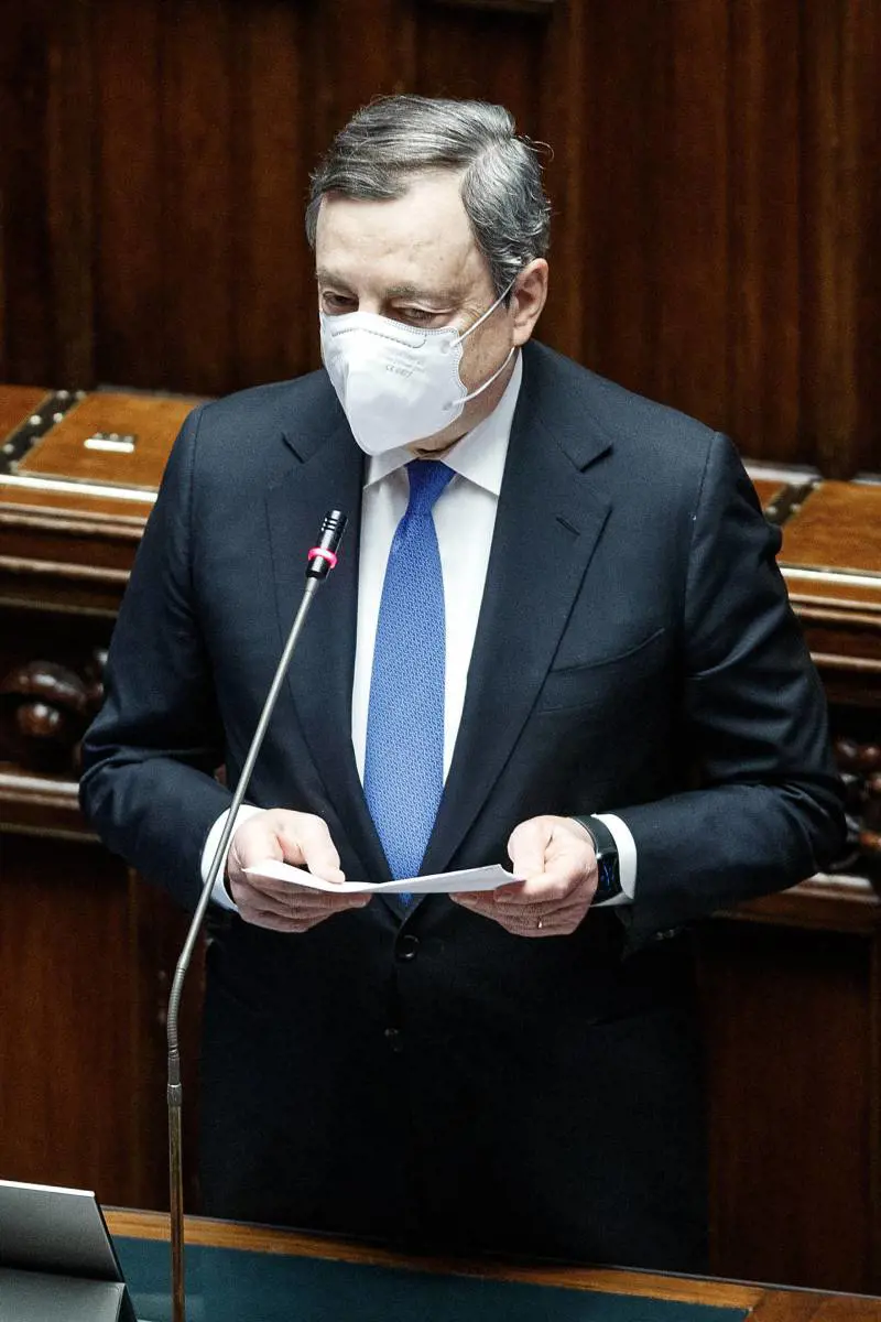Draghi sfida Putin: "Sì a Kiev nell'Ue e all'invio di armi". L'ipotesi di mandare altri 250 militari