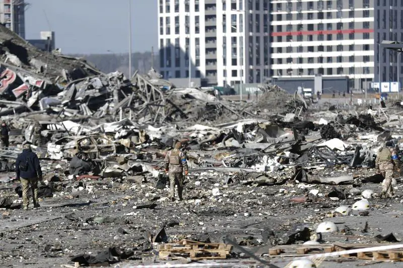 I russi non mollano Kiev e bombardano la Croce Rossa. Offerta di tregua a Mariupol