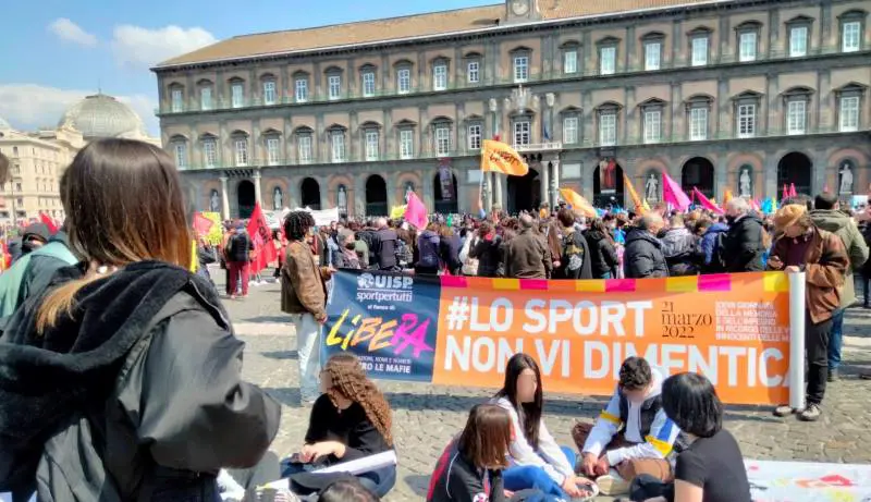 Distrutta la sede della Filcams Cgil: avvertimento della camorra?
