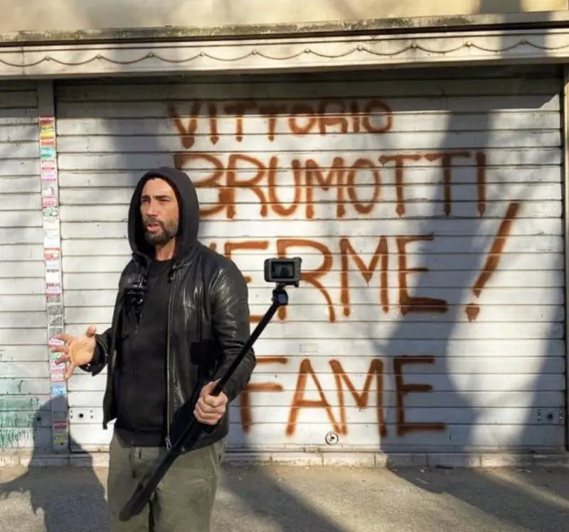 "Sei un verme...". E questa volta Brumotti reagisce così