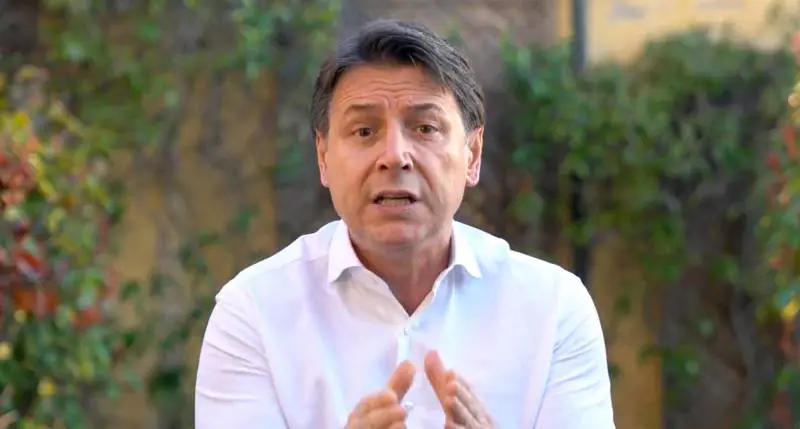 "Pronto a un passo indietro". Conte lancia il voto sulla leadership 