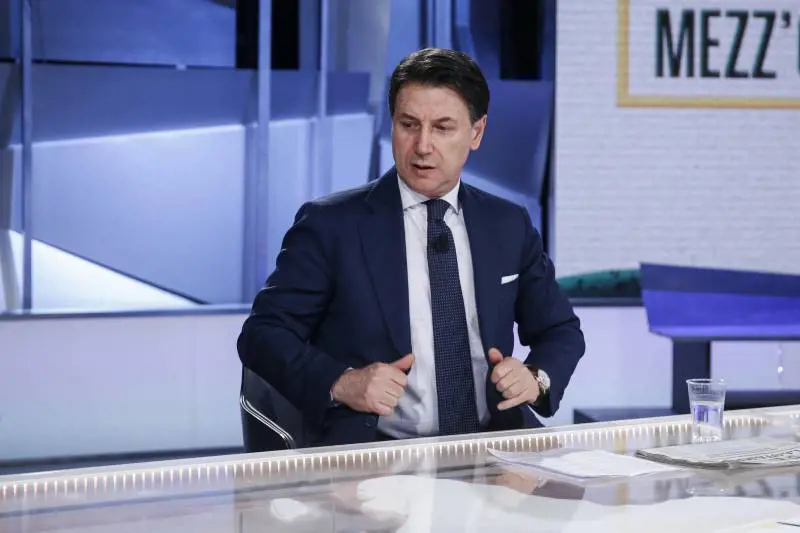 "Non forzi la mano". Conte insiste e avverte Draghi