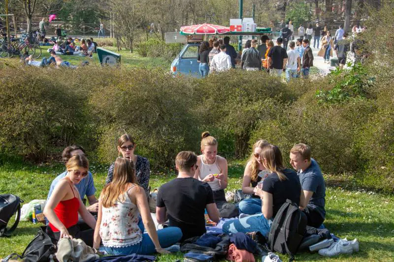 Da Omicron a Milder-Cron, tre scenari per l’estate: cosa accadrà