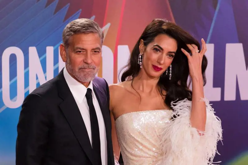 La moglie di Clooney nel pool sui crimini