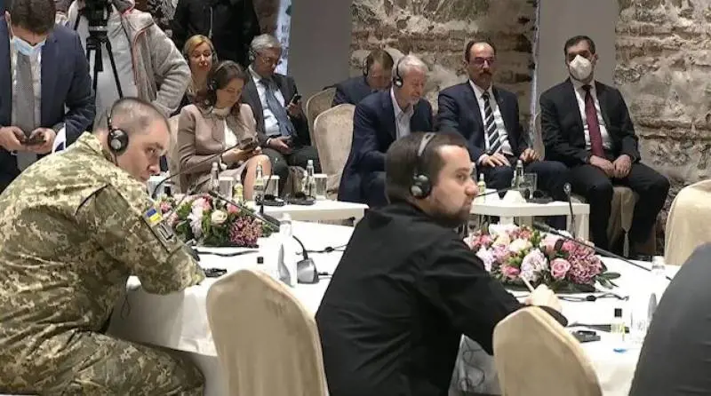 L'ombra lunga del veleno: "Non toccate cibo e acqua". E Abramovich va al tavolo