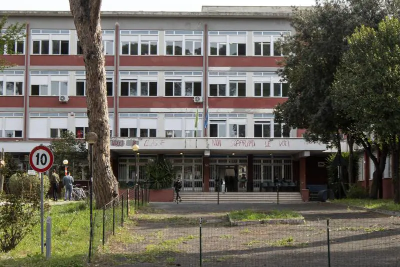 La love story tra la preside e l'alunno infiamma il liceo e finisce sui social