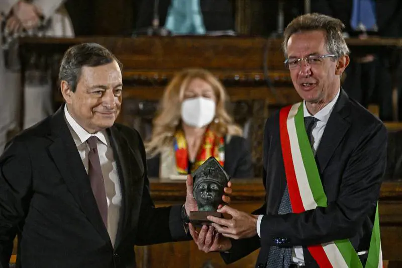 Draghi, promesse (e soldi) per Napoli