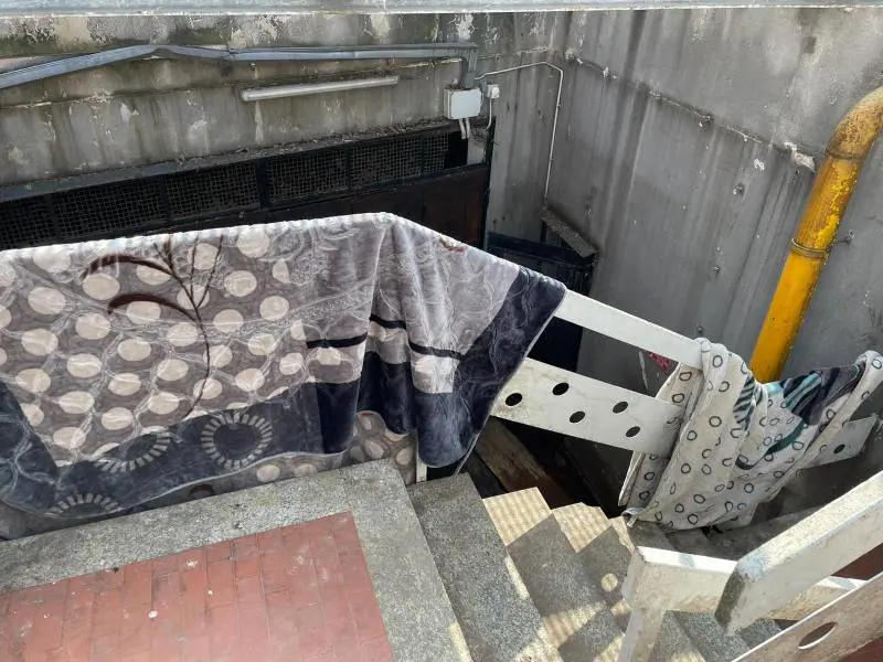 Quei clandestini che occupano e spacciano nelle case del Comune di Milano