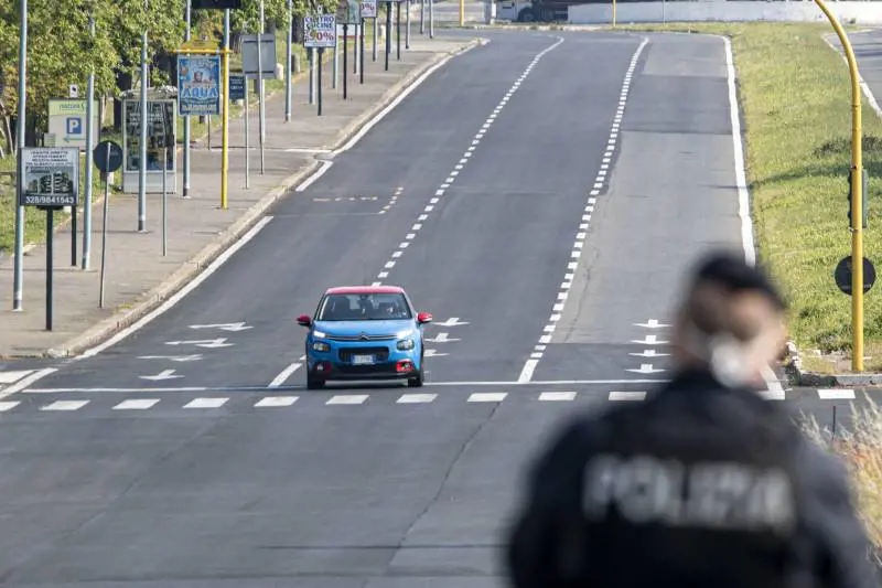 Pavia, quattro 16enni su un'auto rubata non si fermano all'alt e si ribaltano