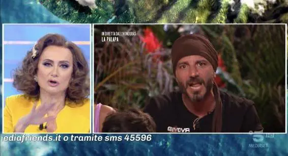 “Vola basso”, “Caro Vladimir...”. All’Isola volano stracci tra Luxuria e Vaporidis