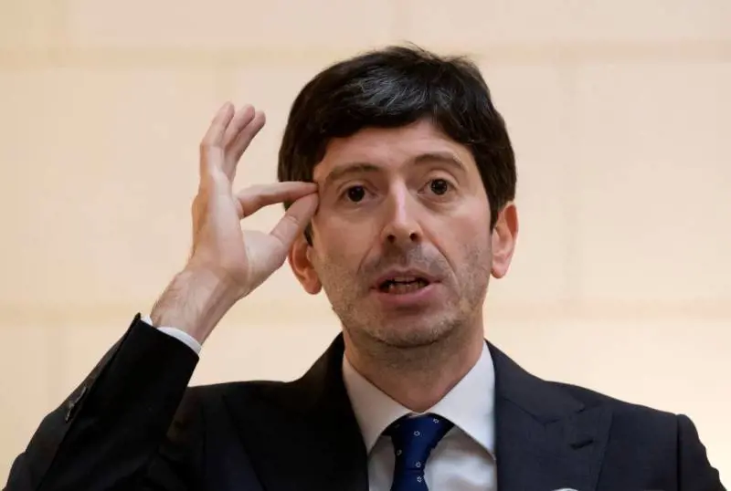 Il bivio di Speranza: deve scegliere tra Letta e Conte