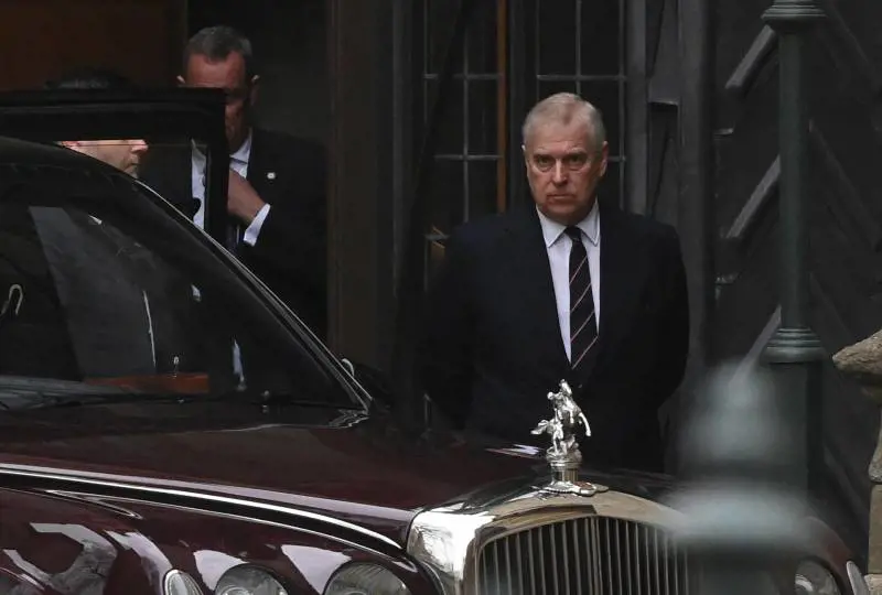 Nuovo scandalo per il principe Andrea: "Coinvolto in un giro di soldi"