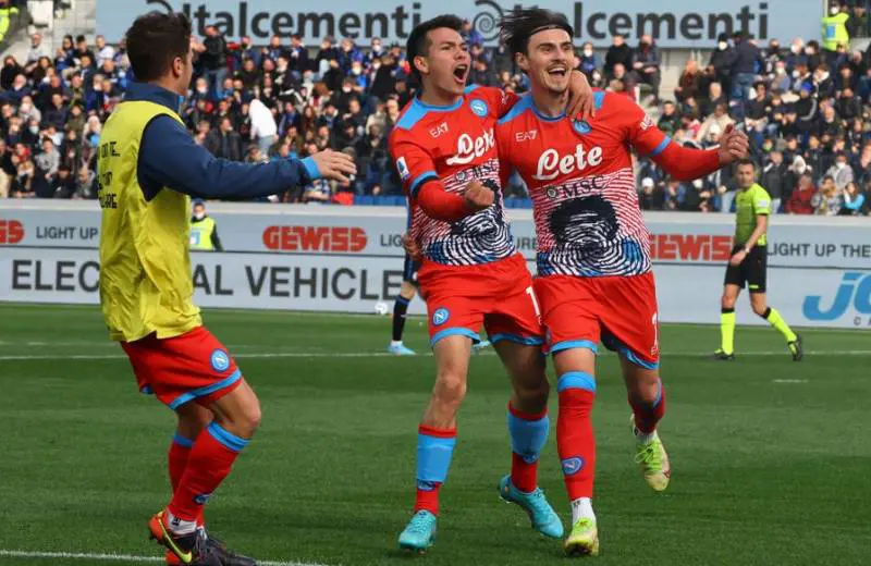 Il Napoli vince in casa dell'Atalanta e mette pressione sul Milan. La lotta scudetto entra nel vivo
