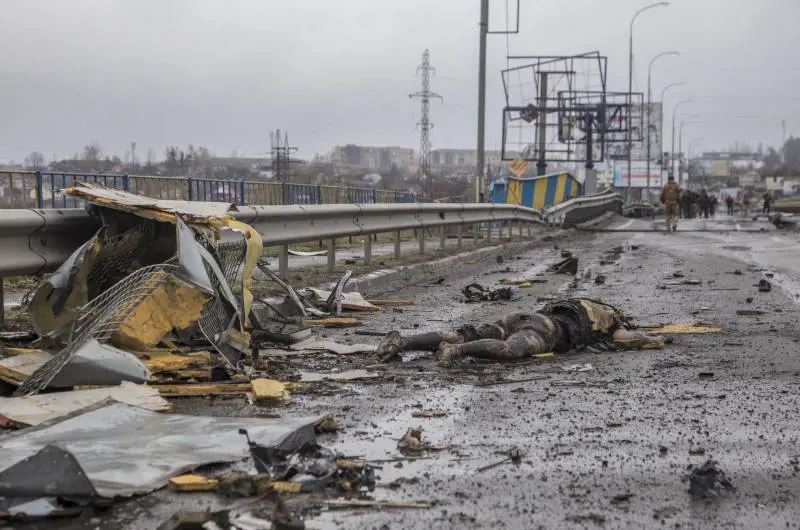 Esecuzioni per strada con le mani legate, stupri e fosse comuni. Il grido di Zelensky: "Assassini, macellai"