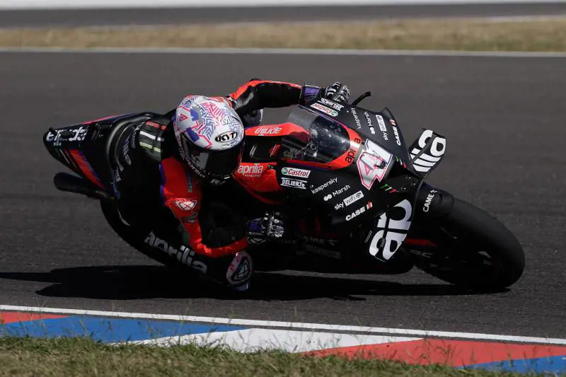MotoGP, Espargaro trionfa a Silverstone: beffato Bagnaia all'ultimo giro