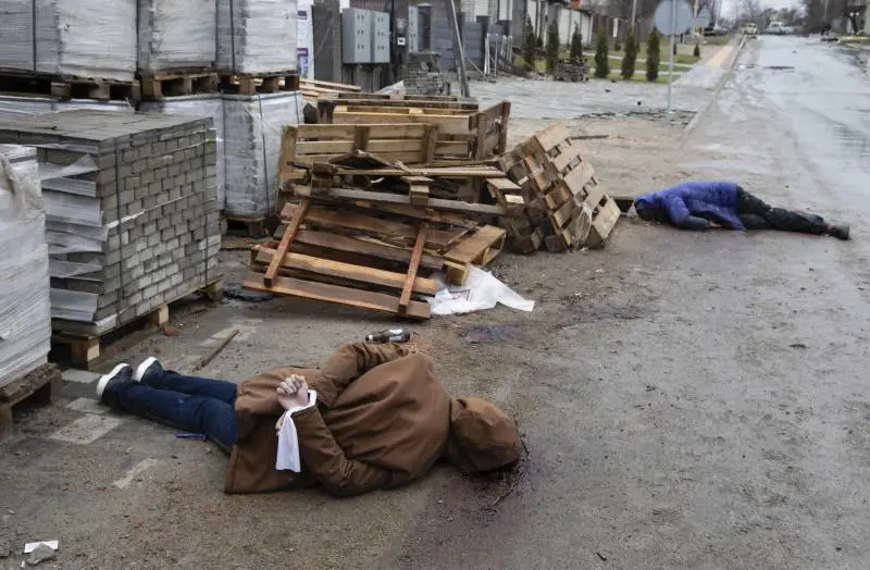 "A ogni cadavere...". I marciapiedi di Mariupol trasformati in cimiteri