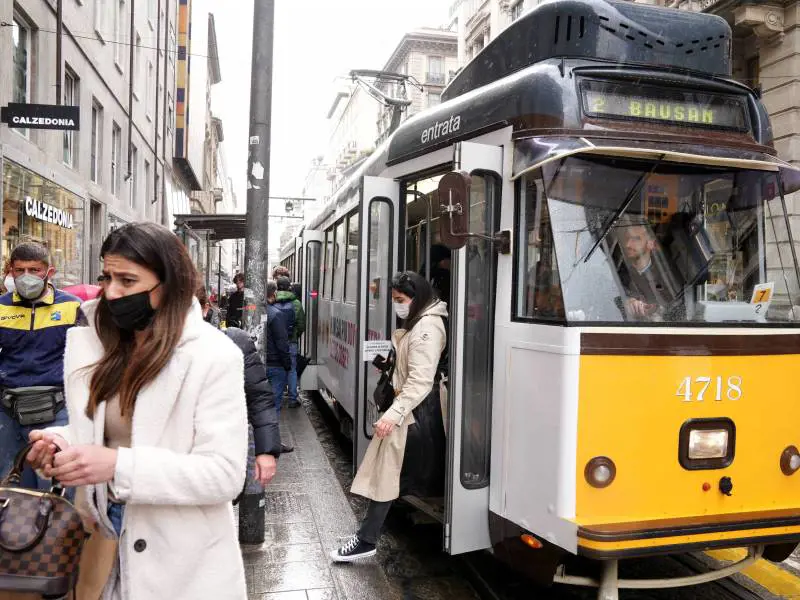 Prima alza i prezzi poi taglia le corse: batosta Sala sui milanesi