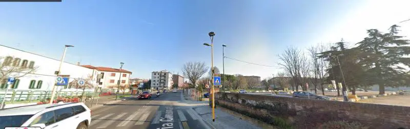 Mestre, chiede all'auto di rallentare e viene pestato a sangue