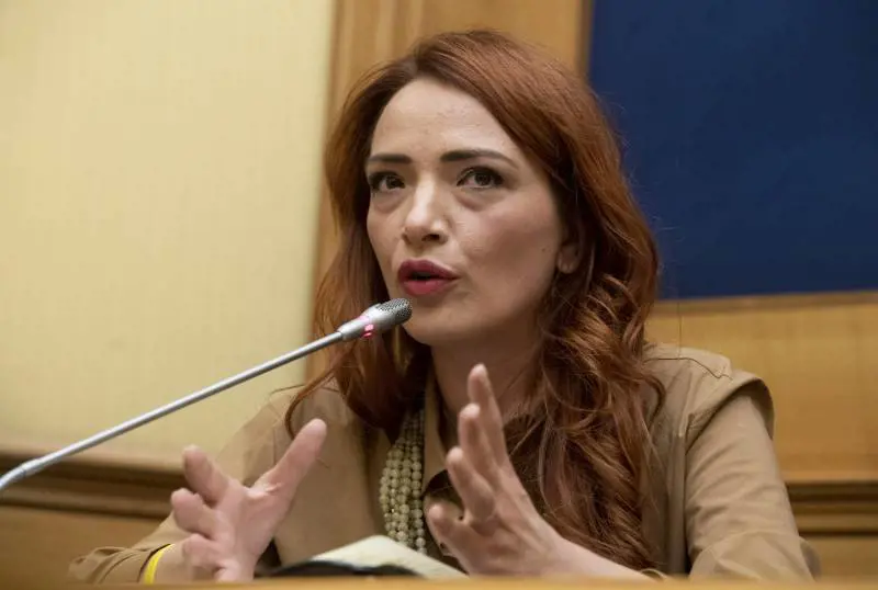 "Mai senza il posacenere da borsa". L'ideona della sardina per evitare il termovalorizzatore