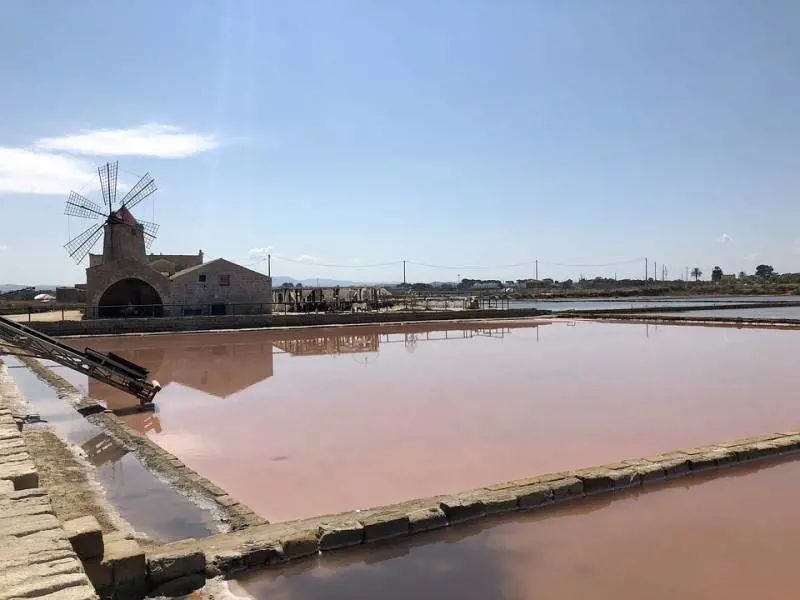 Le Saline di Trapani e lo spettacolo dei mulini a vento