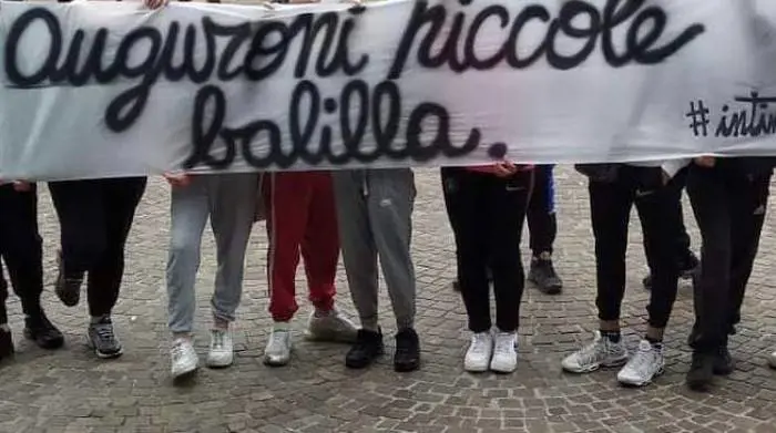 "Auguri piccole balilla". Polemica per lo striscione al battesimo