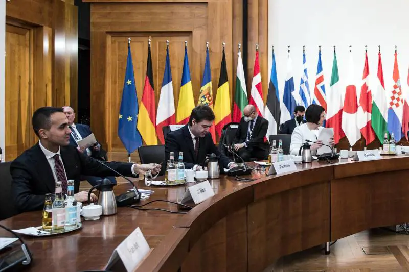 Guerra di spie, espulsi 30 russi. "Ragioni di sicurezza nazionale". La Lega: così la pace si allontana