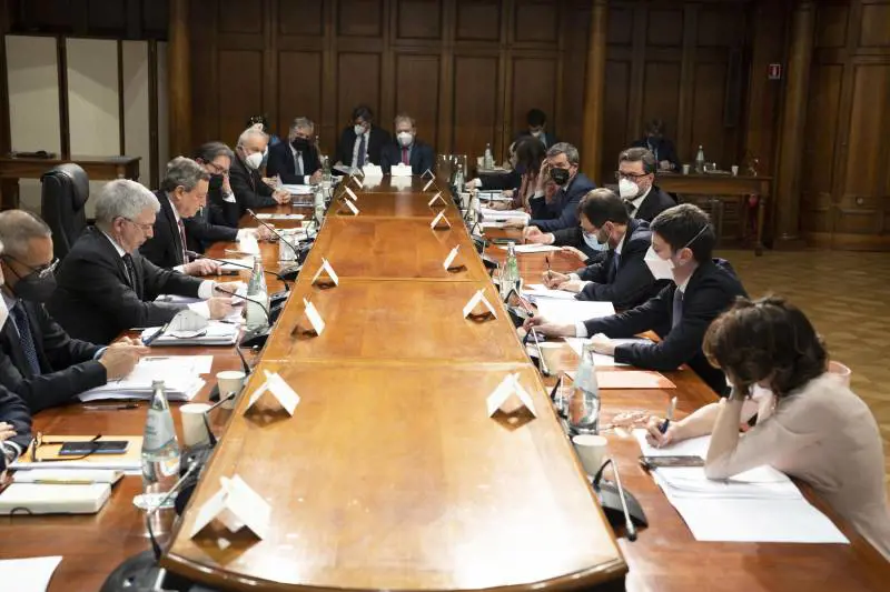 Via libera al Def: altri 5 miliardi contro il caro bollette