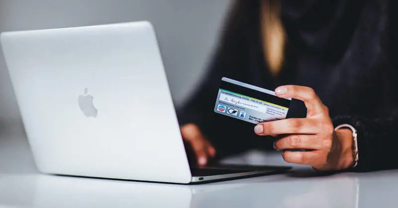 Vendi con Vinted? Ecco come funziona la dichiarazione dei redditi