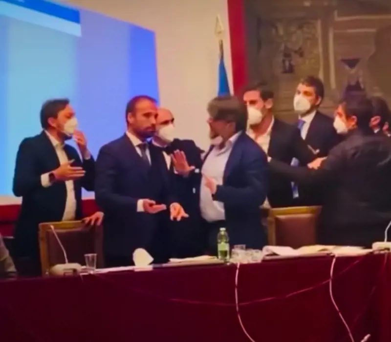 "Finisce male". Rissa in commissione: volano fogli e microfoni
