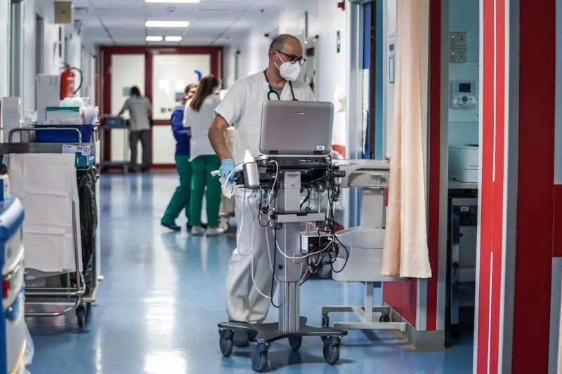 "Un incrocio tra Covid e un nuovo virus". L'allarme per le epatiti nei bimbi