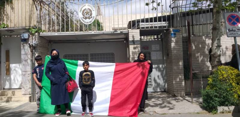 La famiglia di Sayed Sadat di fronte all'ambasciata italiana a Teheran