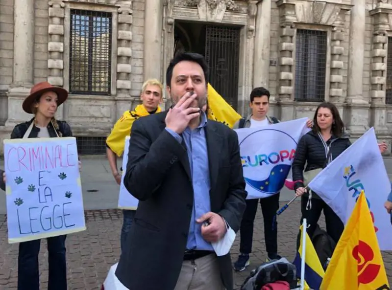 "Contro il proibizionismo". E il consigliere Pd si accende uno spinello davanti al Comune