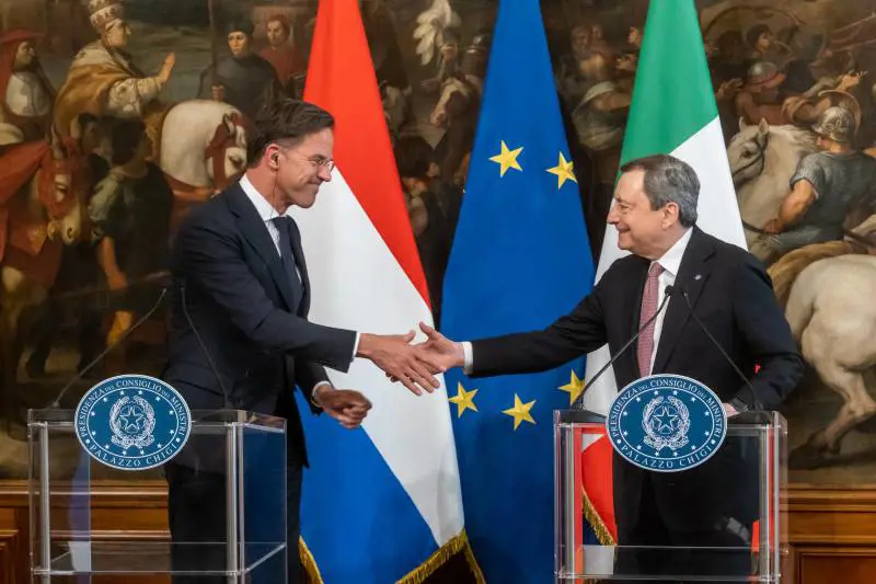 Draghi scettico sul blocco totale "Troppo dipendenti da Mosca". E insiste per il tetto ai prezzi
