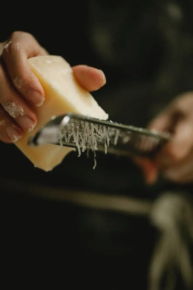 "Rischio per gli allergici". Il Grana venduto per Parmigiano: scatta il richiamo