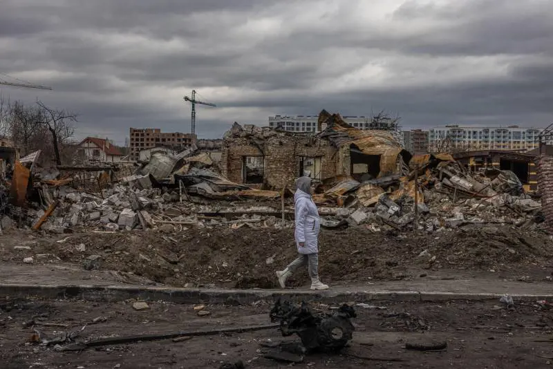 Kiev mette in rete le foto dei crimini russi. A Bucha 360 cadaveri. Makariv, stupri e torture. La rabbia di Zelensky: "Ormai non piango più"