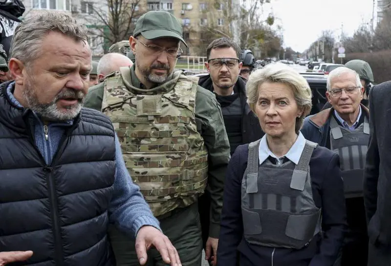 Lo sdegno del mondo "Mosca la pagherà". Von der Leyen a Bucha "L'Ucraina nella Ue"