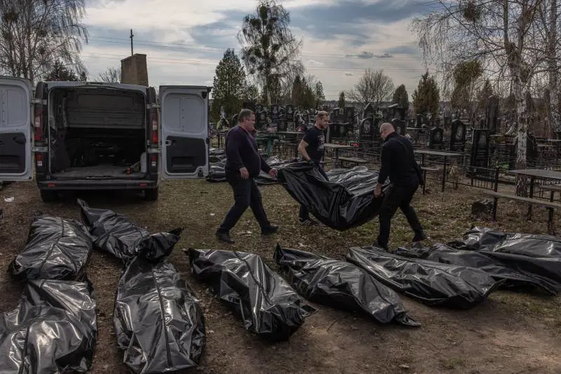 I civili torturati, il massacro e le pressioni di Johnson: perché sono saltati i negoziati tra Russia e Ucraina